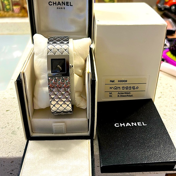 Pristine Chanel Matelasse Watch w/original box,case,certificate of authenticity - Picture 9 of 16